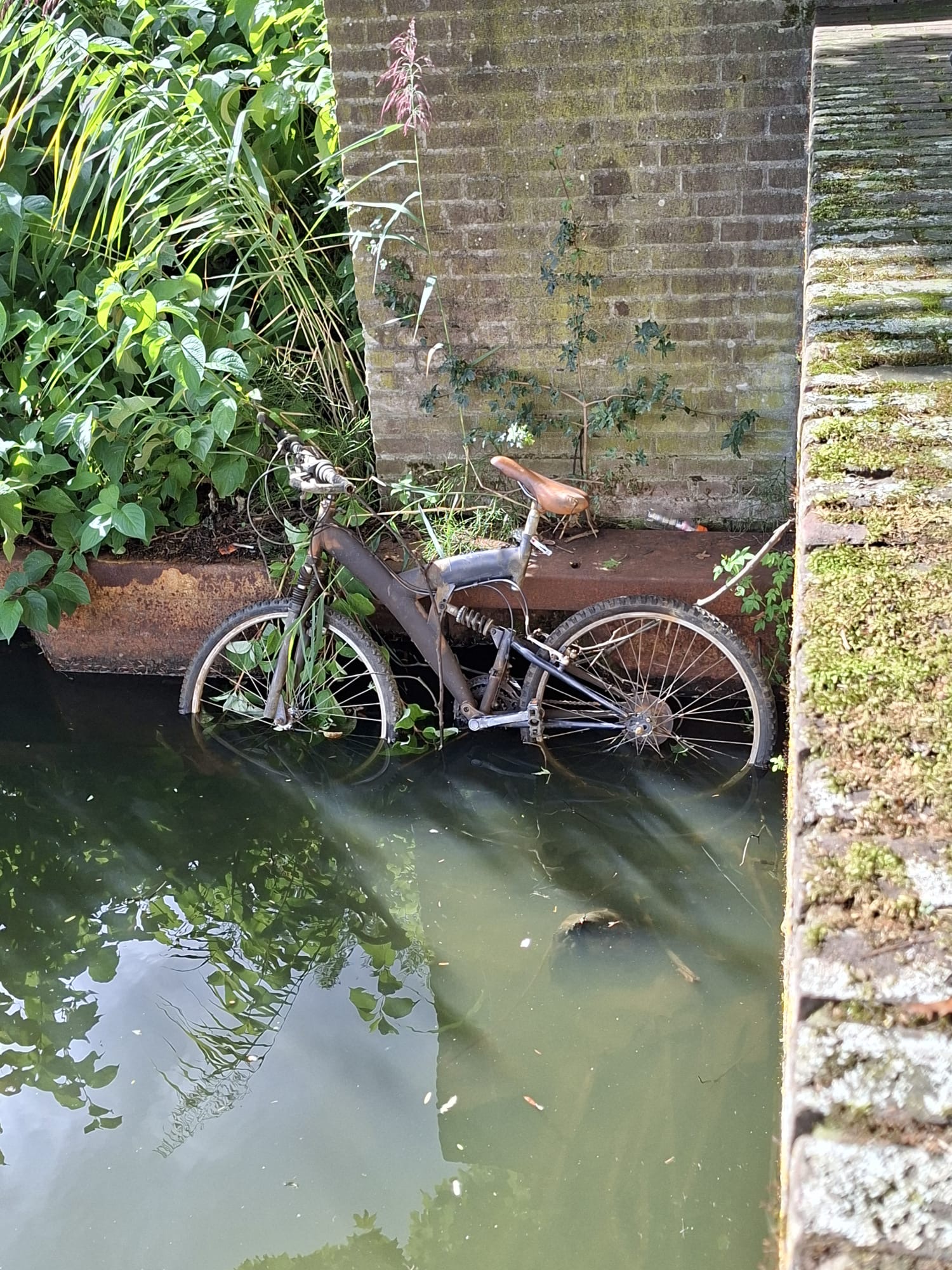 14 fiets in gracht